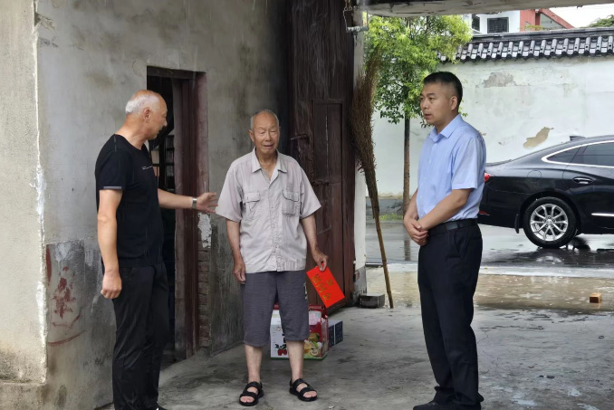 區(qū)委書(shū)記尹農(nóng)綱在高岳看望慰問(wèn)老黨員